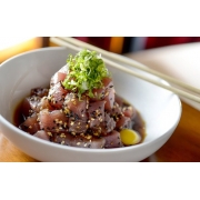 Entradas: Tataki de Atum 200g - Atum em cubinhos temperados com cebolinha e gergelim.