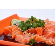 Entradas: Tataki de Salmão 200g - Salmão em cubinhos temperados com cebolinha e gergelim.