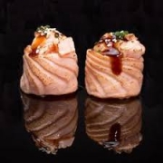 Joes: 03-Joe Salmão Maçaricado (10unid) - Lâmina de Salmão, Envolta de Arroz C/ Cream Cheese C/ Molho Teryaki, Gergelim e Cebolinha