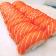 Niguiris: 05-Niguiri Salmão fresco (10unid) - Lâmina de Salmão, Envolta de Arroz C/ Cream Cheese C/ Molho Teryaki, Gergelim e Cebolinha