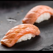 Niguiris: 06-Niguiri Salmão Maçaricado (10unid) - Lâmina de Salmão, Envolta de Arroz C/ Cream Cheese C/ Molho Teryaki, Gergelim e Cebolinha