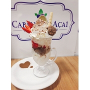 Sobremesas: Matrioska c/ sorvete de creme 400ml - Sobremesas (Ingredientes: Chantilly, Creme de avelã, Ferrero rocher, Kinder ovo, Morango, Ovomaltine, Sorvete de creme)