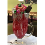 Sobremesas: Taça kids c/ sorvete de creme - Sobremesas (Ingredientes: Cobertura, confete, chantilly, bis, 2 bolas de sorvete de creme)