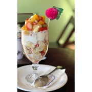 Sobremesas: Salada de frutas c/ sorvete c/ leite condensado - Sobremesas (Ingredientes: Banana, abacaxi, manga, kiwi, morango, pêssego e leite condensado)