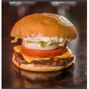 Hambúrguer: Brasa Clássico das Arábias - Hambúrguer (Ingredientes: Alface americana, Cebola grelhada, Cheddar, Condimentos da culinária árabe, Creme de alho, Hambúrguer artesanal de carne (150g), Pão crocante, Tomate)