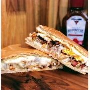 Xis: Xis Choppito - Xis (Ingredientes: Bacon, Ervilha, Filé Mignon, Maionese, Milho, Molho Barbecue, Ovo, Queijo em Dobro, Tomate)