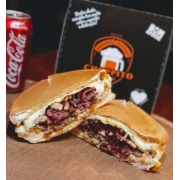 Xis: Xis Big - Xis (Ingredientes: Bacon, Calabresa, Carne Bovina, Ervilha, Frango, Maionese, Milho, Ovo, Queijo, Tomate)