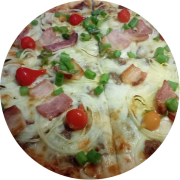 Pizzas Salgadas: Costela Bovina Desfiada e Bacon - Pizza Grande - 35cm - 8 fatias (Ingredientes: Muçarela, Costela Bovina Desfiada, Molho de Tomate, Cebolinha, Bacon, Orégano, Pimenta Biquinho, Cebola, Alho Frito)