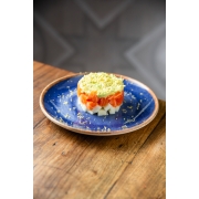 Tartares: Tartar Salmão Spice - Tartar de Salmão ao Molho de Ostra, Hondashi e Pimenta Sriracha, Sobre Cama de Maçã Verde e Abacate, Finalizado C/ Raspas de Limão Siciliano e Ovas de Capelim. Acompanha Crocante de Batata Doce.