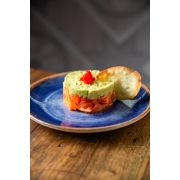 Tartares: Tartar Jiró - Tartar de Salmão Marinado C/ Curry, Hondashi, Pimenta Sriracha e Toque de Molho de Ostra, Finalizado C/ Creme de Abacate e Ovas de Capelim. Acompanha Crocante de Batata Doce.