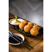 Entradas Quentes: Bolinho de Salmão (6 unid) - Deliciosa Porção de Bolinhos de Salmão Empanados na Farinha Panko. Acompanha Molho Picante