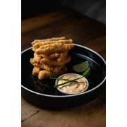Entradas Quentes: Isca de Peixe Frita (300g) - Peixe Branco do Dia Empanado na Farinha Panko. Acompanha Molho Picante