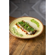 Uramakis: Uramaki Skin - Pele de Salmão Marinada e Grelhada, Cream Cheese, Molho Tarê, Gergelim e Cebolinha