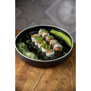Uramakis: Uramaki Dragon - Camarão Empanado na Farinha Panko, Maionese de Wasabi, Molho Tarê, Gergelim e Cebolinha
