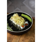 Uramakis: Uramaki Salmão Poró - Salmão, Cream Cheese e Crispy de Alho-Poró