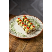 Uramakis do Chef: Dragon Rainbow - Camarão Empanado na Farinha Panko, Cream Cheese, Furikake, Lâminas de Abacate, Finalizado C/ Molho Tarê, Cebolinha e Ovas de Capelim