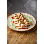 Uramakis do Chef: Imigração - Salmão, Abacate, Lâminas de Salmão Maçaricado, Finalizado C/ Molho de Ostra, Ovas de Capelim e Cebolinha