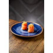 Joes: Joe Salmão Poró - Bolinho de Arroz Envolto em Lâminas de Salmão, Finalizado C/ Tartar de Salmão, Crispy de Alho-Poró e Cebolinha