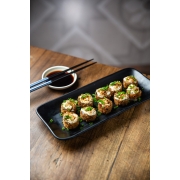 Hot Rolls: Mio - Hossomaki de Salmão Empanado na Farinha Panko C/ Topping de Cream Cheese, Furikake, Molho Tarê, Gergelim e Cebolinha