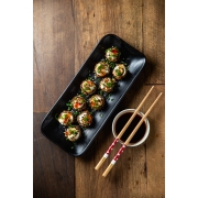 Hot Rolls: Oishi - Hossomaki de Salmão Empanado na Farinha Panko C/ Topping de Cream Cheese, Geleia de Pimenta, Molho Tarê, Gergelim e Cebolinha