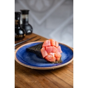 Temakis: Temaki Atum Spice - Temaki (Ingredientes: Atum, Hondashi, Óleo de Gergelim, Pimenta Sriracha)