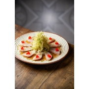 Sashimis do Chef (10 un): Sashimi do Chef 2 - 10 Cortes de Peixe Branco C/ Molho Ponzu, Ovas de Capelim, Raspas de Limão Taiti e Crispy de Alho Poró