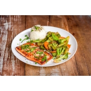 Grelhados: Filet de Salmão a Moda Oriental - Arroz Japonês, Legumes Salteados na Manteiga e Shoyu