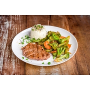 Grelhados: Filet Mignon a Moda Oriental - Arroz Japonês, Legumes Salteados na Manteiga e Shoyu