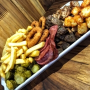 Petiscos: Picadão - Tamanho G (Ingredientes: Anel de Cebola, Batata Frita, Calabresa, Carne Bovina, Frango, Pepino, Queijo Frito)