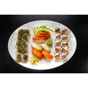 Combinados: Combo 4 (28 pçs) - 10 uramakis filadélfia + 10 uramakis salmão cream + 2 niguiris peixe branco + 2 niguiris salmão + 4 sashimis salmão