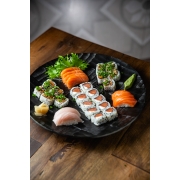 Combinados: Combo 5 (28 Peças) - 10 Uramakis Filadélfia, 10 Uramakis Salmão Patê, 02 Niguiris de Salmão, 02 Niguiris de Peixe Branco e 04 Sashimis de Salmão