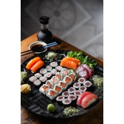 Combinados: Combo 6 (38 Peças) - 10 Uramakis Filadélfia, 10 Tekkamakis, 10 Kanimakis, 02 Niguiris de Salmão, 02 Niguiris de Atum, 2 Sashimis de Salmão e 2 Sashimis de Atum