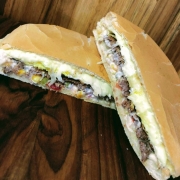 Xis: Xis Burger - Xis (Ingredientes: Carne Bovina, Ervilha, Maionese, Milho, Ovo, Queijo, Tomate)