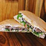 Xis: Xis Salada - Xis (Ingredientes: Carne Bovina, Ervilha, Maionese, Milho, Ovo, Queijo, Salada, Tomate)