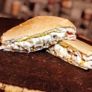 Xis: Xis Galinha - Xis (Ingredientes: Ervilha, Frango, Maionese, Milho, Ovo, Queijo, Tomate)