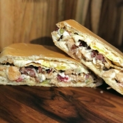 Xis: Xis Frango com Bacon - Xis (Ingredientes: Bacon, Ervilha, Frango, Maionese, Milho, Ovo, Queijo, Tomate)