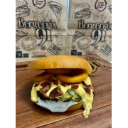 Hambúrguer Caseiro NA BRASA: Churrasco Creme de Cheddar - LANCHE (Ingredientes: PÃO BRIOCHE, Maionese Defumada, Hamb. cas. 150grs assado churrasco, Picles, Creme de Cheddar, Bacon, Anel de Ceb Empanada)