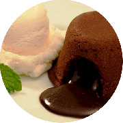 Sobremesas: Petit Gateau de Chocolate - Bolinho de chocolate aquecido, com seu interior líquido, acompanhado de sorvete de creme e calda de chocolate.