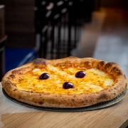 Clássicas: 01 - 4 Queijos - Pizza Grande (8 Fatias 35cm) (Ingredientes: Catupiry, Molho de Tomate Italiano, Muçarela, Orégano, Parmesão, Provolone)