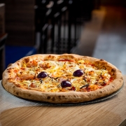 Clássicas: 03 - Americana - Pizza Grande (8 Fatias 35cm) (Ingredientes: Bacon, Cebola, Molho de Tomate Italiano, Muçarela, Orégano, Ovos, Presunto)