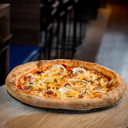 Clássicas: 04 - Bacon - Pizza Grande (8 Fatias 35cm) (Ingredientes: Bacon, Cebola, Molho de Tomate Italiano, Muçarela, Orégano)
