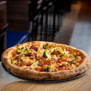 Com Vegetais: 43 - Brocolis - Pizza Grande (8 Fatias 35cm) (Ingredientes: Alho Frito, Bacon, Brócolis, Milho, Molho de Tomate Italiano, Muçarela, Orégano, Palmito)
