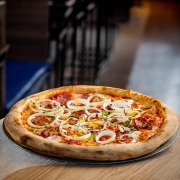 Agridoces e Picantes: 40 - Mexicana - Pizza Grande (8 Fatias 35cm) (Ingredientes: Bacon, Calabresa, Cebola, Molho de Tomate Italiano, Muçarela, Orégano, Pimenta Calabresa, Pimentão)