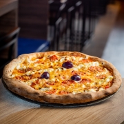 Favoritas: 26 - Pepperous - Pizza Grande (8 Fatias 35cm) (Ingredientes: Alho Frito, Cream Cheese, Molho de Tomate Italiano, Muçarela, Orégano, Parmesão, Pepperoni)