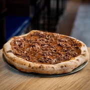 Doces: 52 - Nero - Pizza Grande (8 Fatias 35cm) (Ingredientes: Cobertura de Chocolate ao leite, Raspas de chocolate ao leite)
