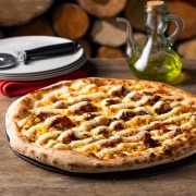 Com Frango: 31 - Gusto - Pizza Grande (8 Fatias 35cm) (Ingredientes: Bacon, Catupiry, Frango, Milho, Molho de Tomate Italiano, Orégano)