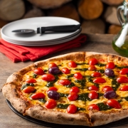 Italianinhas: 22 - Piace - Pizza Grande (8 Fatias 35cm) (Ingredientes: Molho de tomate pelati italiani, Molho pesto genovese, Muçarela, Orégano, Parmesão, Tomate cereja)