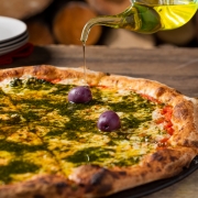 Italianinhas: 19 - Genova - Pizza Grande (8 Fatias 35cm) (Ingredientes: Azeite, Molho de tomate pelati italiani, Molho pesto genovese, Muçarela de Búfala, Orégano)