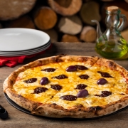 Agridoces e Picantes: 41 - Ratatouille - Pizza Grande (8 Fatias 35cm) (Ingredientes: Azeitona Azapa, Creme de Leite, Gotas de goiabada cremosa, Gruyère, Muçarela de Búfala, Orégano)