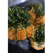 NOVIDADE: Hot Roll Crisp de Couve - 08und. - Hot Roll Filadelfia (salmão, cream cheese e cebolinha) sobreposto com + cream cheese, Crisp de Couve e geleia de pimenta.